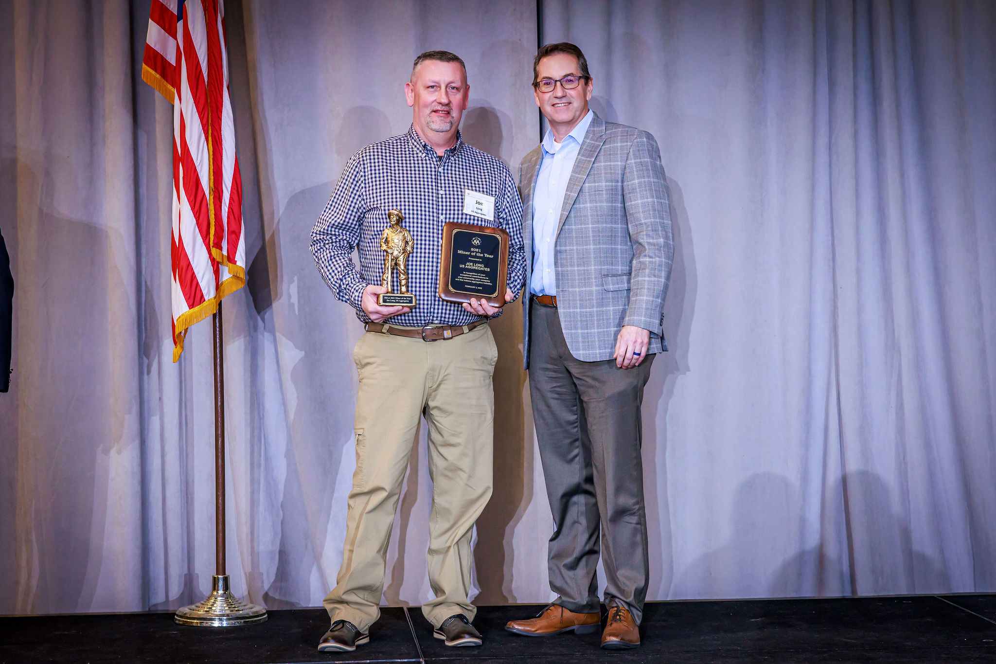 Joe Long (left) receives the IMAA Miner of the Year Award from John Schmidt (right).