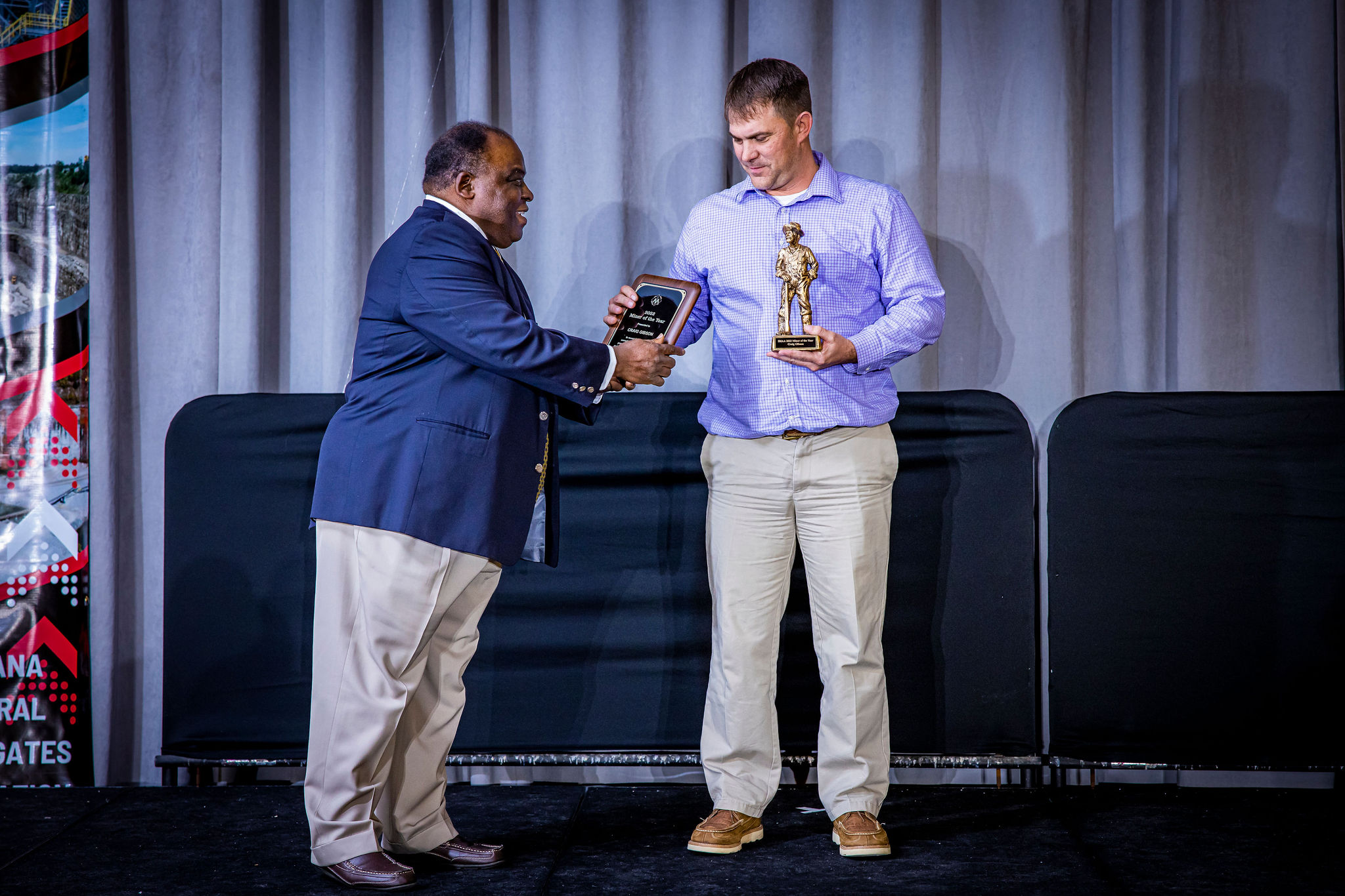 2022 Miner of the Year Craig Gibson accepting his award from IMAA Executive Director Calvin Lee